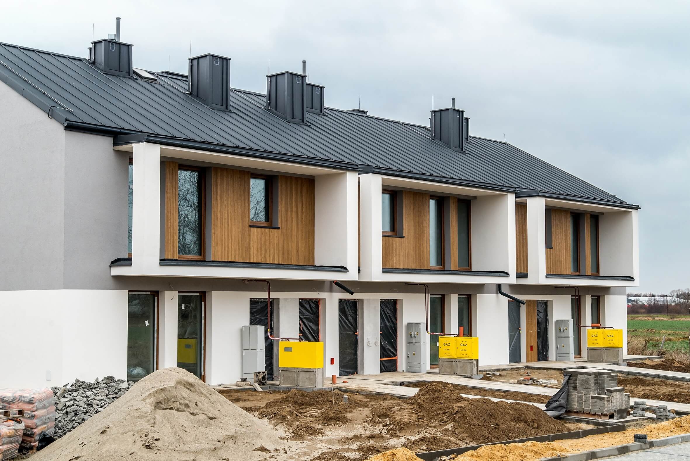 Flexible Fassadenpaneele in Holzoptik: wetterfeste Lösung für außen und stilvolle Wandverkleidung innen